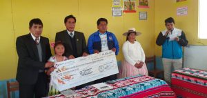 MUNICIPALIDAD DE CONDURIRI Y LA UGEL EL COLLAO HACEN ENTREGA DEL PREMIO «ESCUELA SEMILLA».